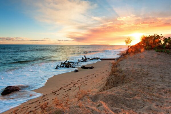 Beau coucher de soleil sur la plage de l océan