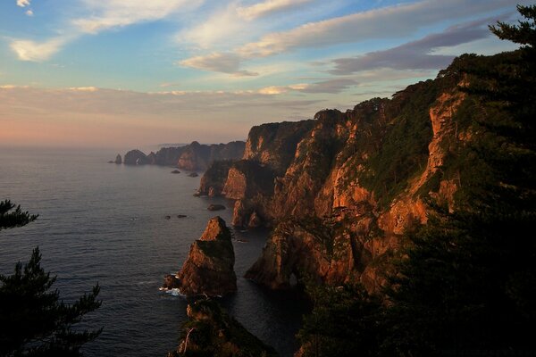 日落时的海岸山脉