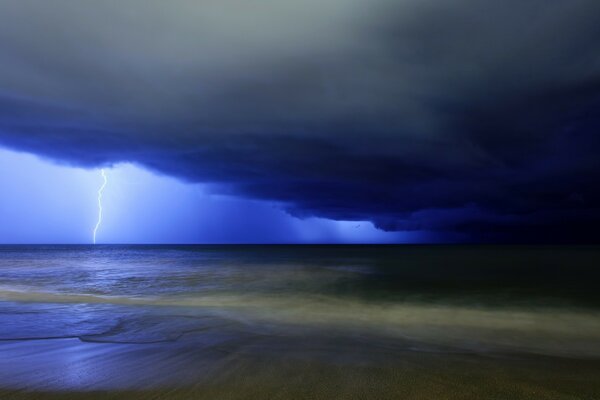 Leuchtend blaue Sonne im Meer