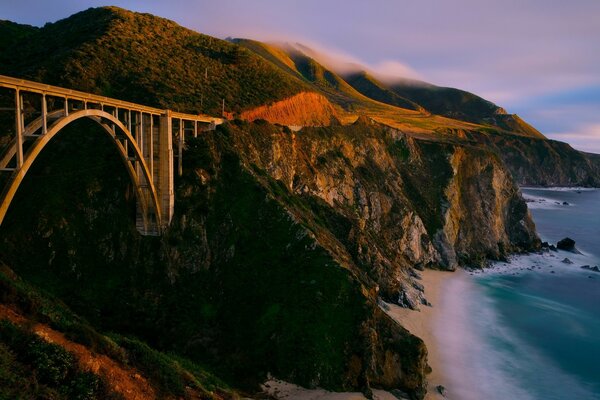 海洋上风景如画的山脉