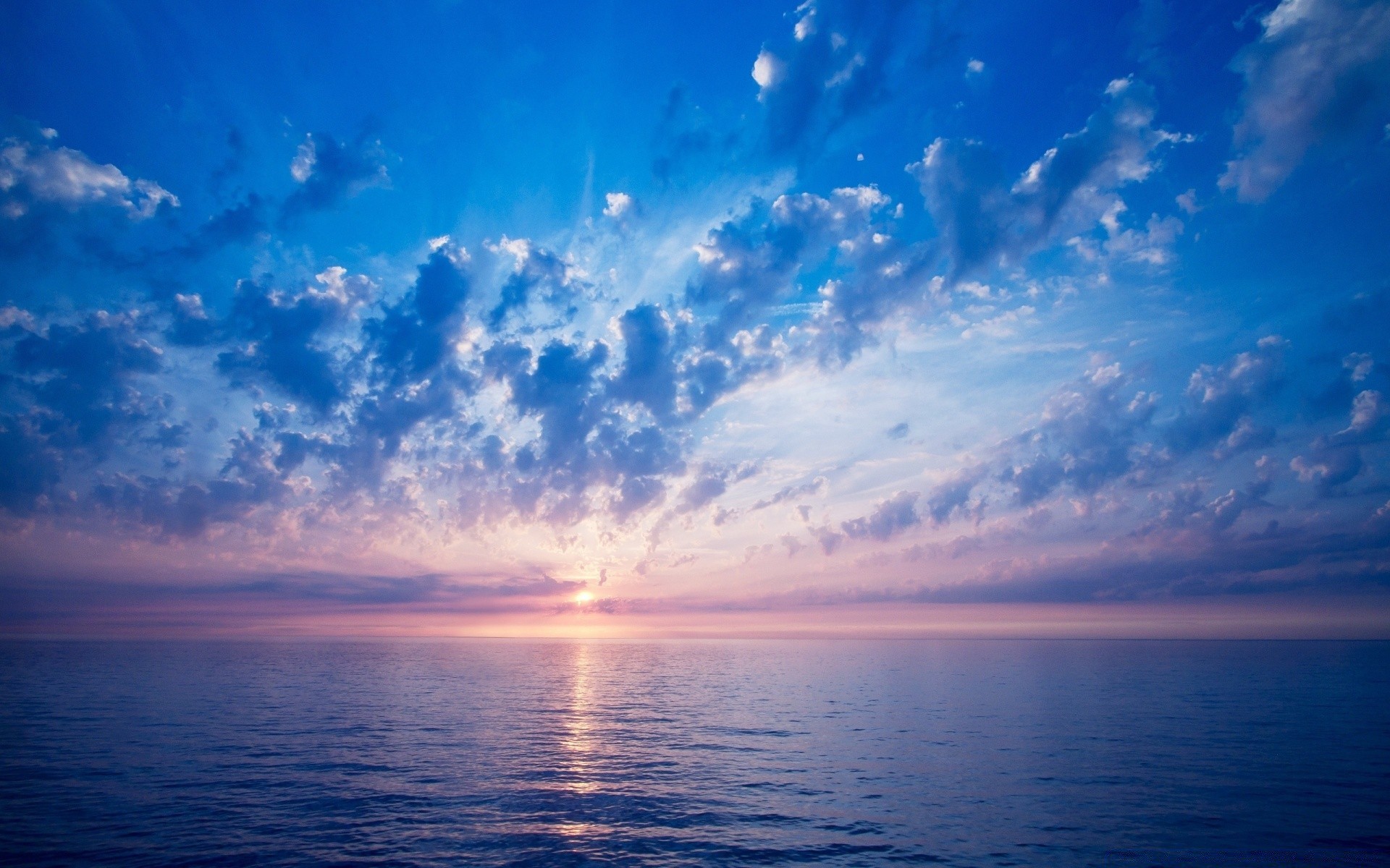 海洋和海洋 太阳 日落 水 夏天 好天气 景观 天空 自然 日出 风景如画 海 晚上 日光 田园诗 天空 户外 光 黄昏 海洋