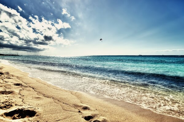 Spiaggia di sabbia di mare e acqua