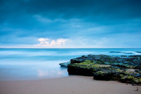 Sandstrand. Blauer Himmel