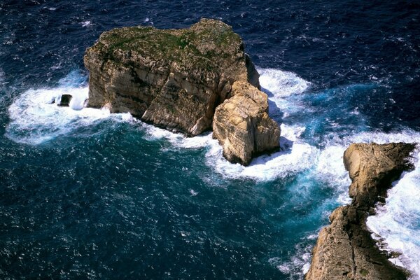 Rocce rocciose nel mare