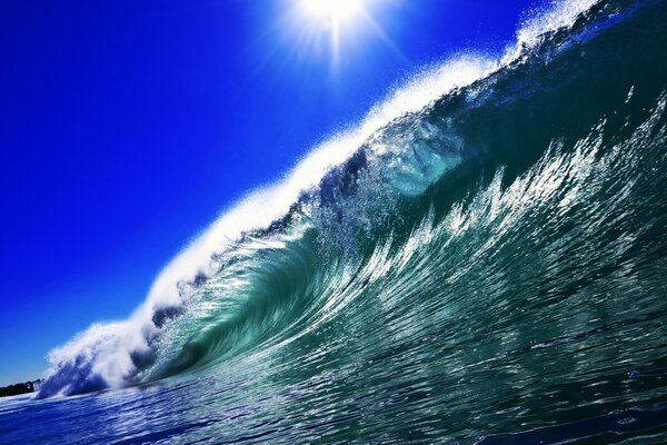 La vague couvre l eau avec de l eau