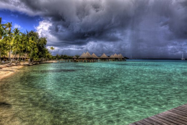 Spiaggia tropicale con bungalow sull acqua di mare