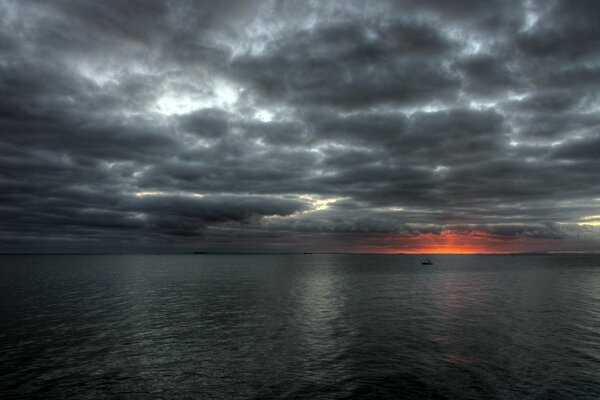 Grauer Blick auf das Meer und den Sonnenuntergang