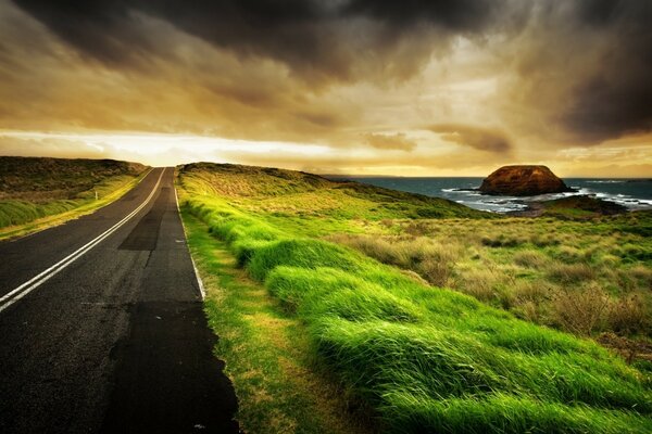 Akşamları deniz kıyısına giden yol