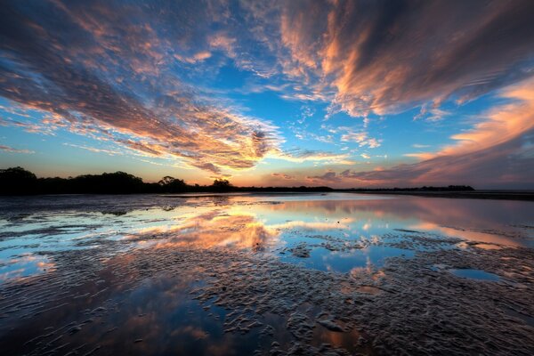 Der tobende Himmel spiegelt sich im Wasser wider