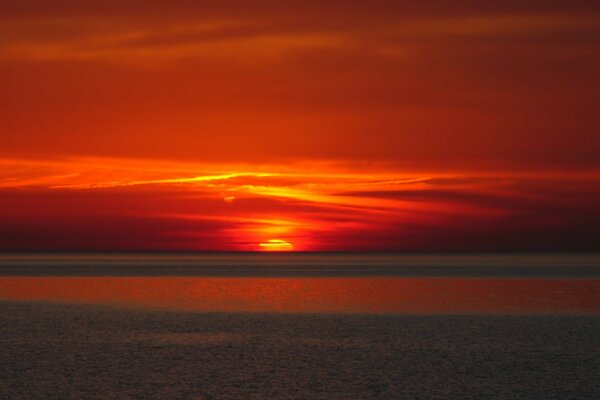 Coucher de soleil rouge sur fond de mer