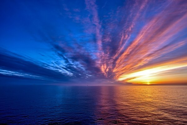 Puesta de sol y nubes de plumas