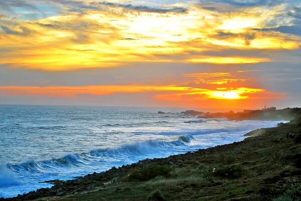 Schönes Foto des Sonnenuntergangs über dem Meer