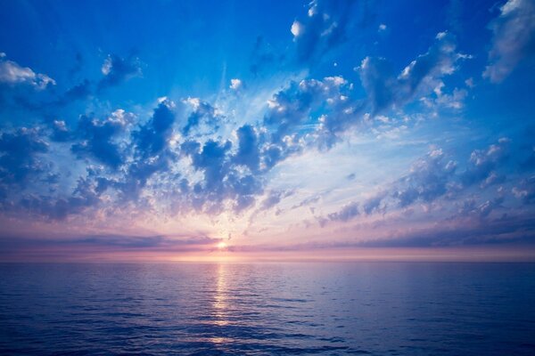 Закат солнца на море с облаками
