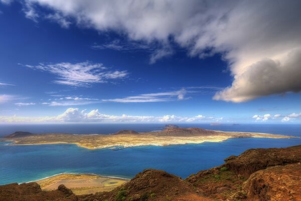 Vista de la montaña a la isla en el mar