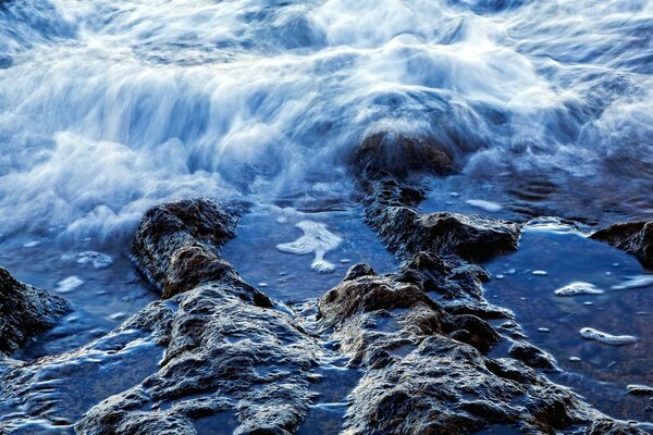 Les eaux de l océan lavent les côtes