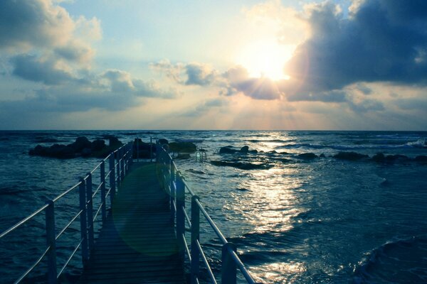 Jetée et mer, soleil et ciel