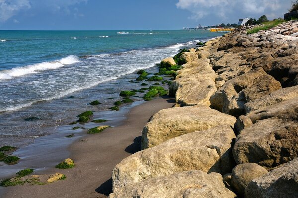 Große Steine am Meer