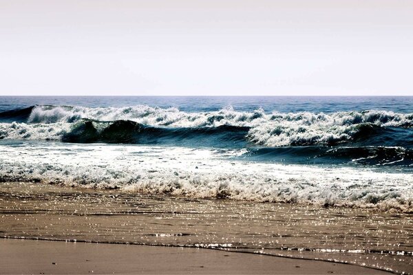 Manhã no mar com grandes ondas