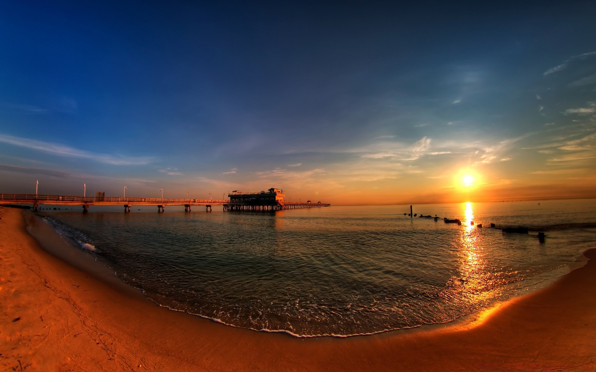 海洋和海洋 日落 黎明 水 太阳 海 海滩 黄昏 海洋 天空 晚上 景观 反射 沙子 夏天 好天气 旅行 船 海 剪影 景观