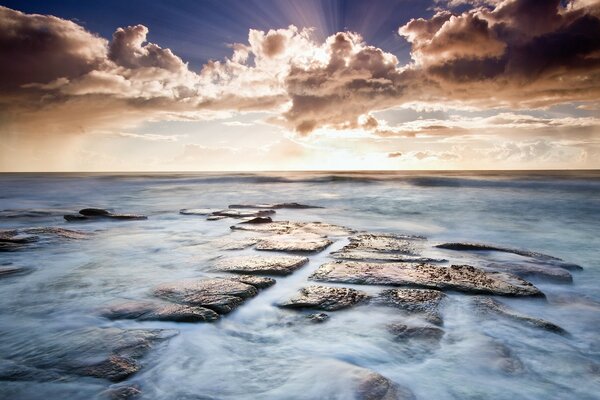 O mar enevoado entre as grandes pedras