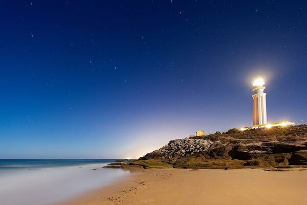 Noche, playa de arena, cielo azul