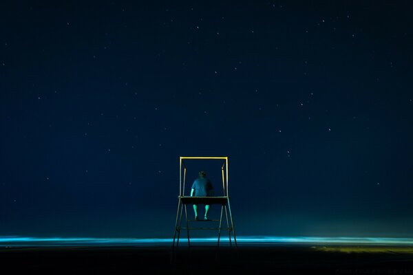 Dunkler Himmel. Mann in der Nacht