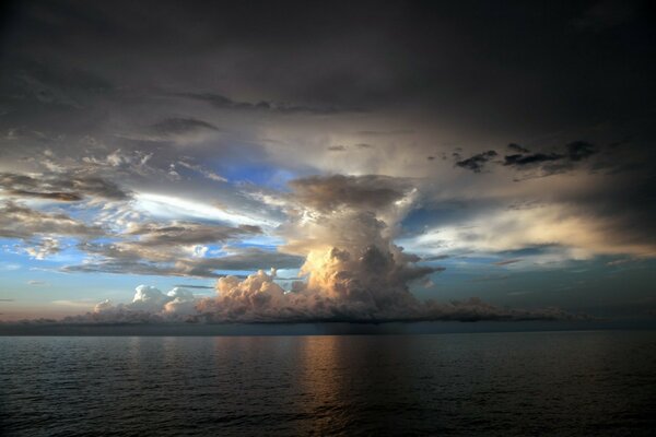 Tormenta en el mar durante la puesta del sol