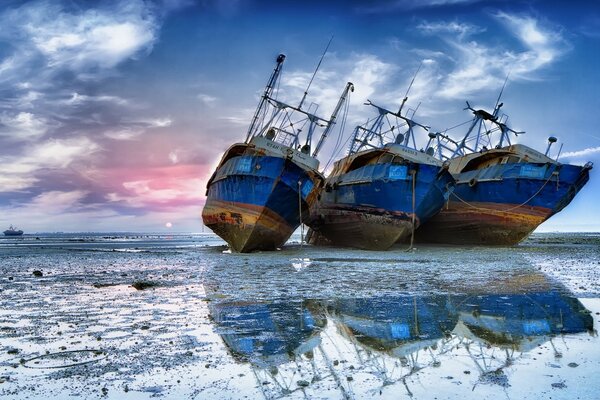 Cementerio de barcos marinos en el mar