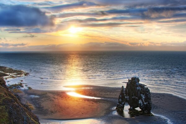 Sonnenuntergang trifft auf das Meer