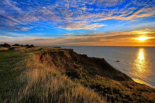 Incroyable coucher de soleil sur la mer