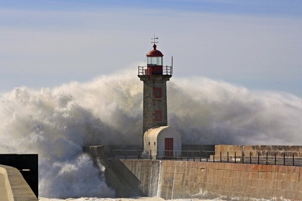 Un onda enorme si schianta in tutto il faro