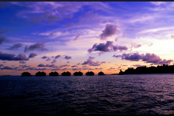 Paysage de villégiature: coucher de soleil sombre