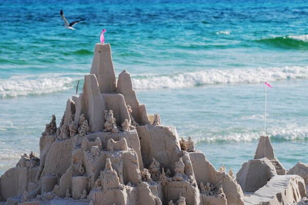 Castillos de arena en la playa