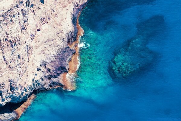 Immagine dell oceano blu con scogliere a picco