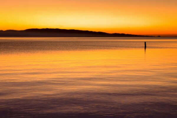 Tramonto luminoso e mare calmo