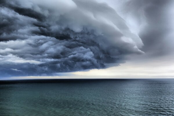 Schickes Meer und Himmel vor dem Sturm