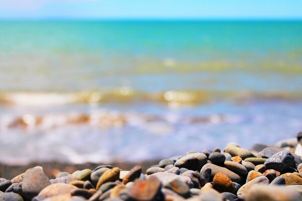 Piccoli ciottoli vicino al mare sulla spiaggia