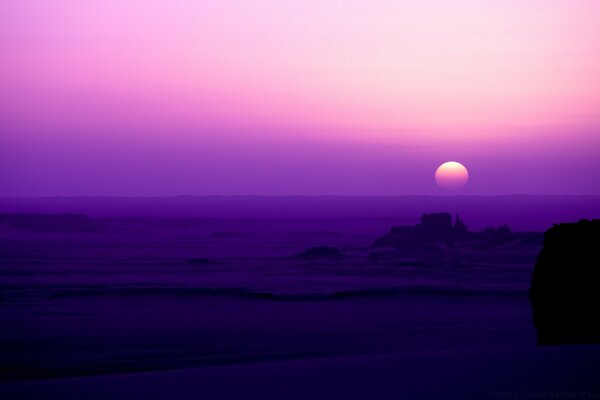 Pôr do sol roxo sobre o crepúsculo escuro