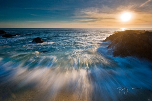 Mare blu ai raggi dell alba