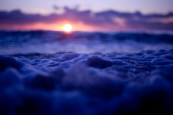 Bezaubernder Sonnenuntergang über dem Meer