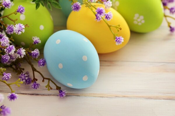 Oeufs de Pâques multicolores sur la table