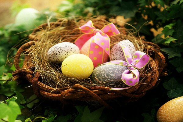 Nido de pájaro con huevos de Pascua en una canasta