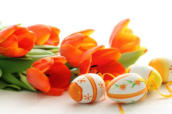 Huevos de Pascua y tulipanes rojos