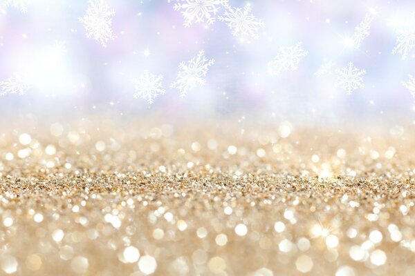 Snowflakes are served on golden sand