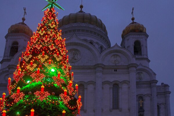 Árbol de Navidad en el fondo del templo. Fiesta