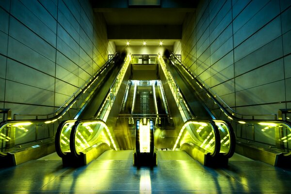 Städtische Rolltreppen in gelber Beleuchtung