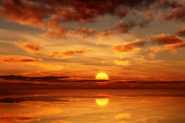 Unglaublich schöner Sonnenuntergang hinter dem Horizont