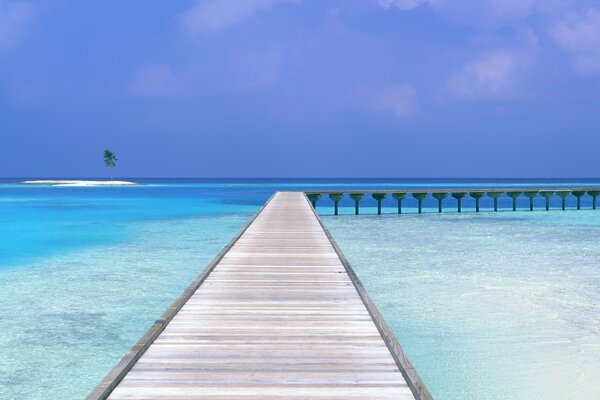 The road to the transparent ocean. Beach