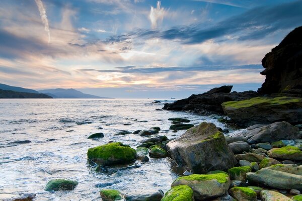 Hermosa puesta de sol en la costa rocosa del mar