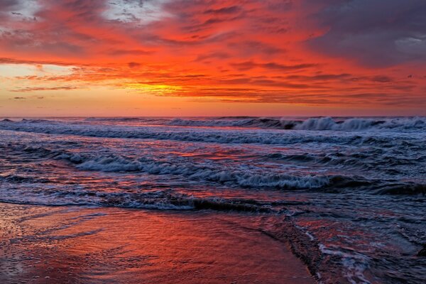 Puesta de sol escarlata sobre el mar